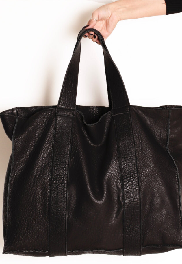 Sort Aarhus - Shrunked leather bag with an attached clutch inside