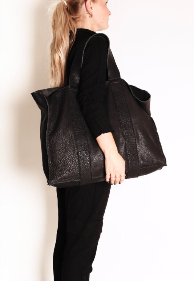 Sort Aarhus - Shrunked leather bag with an attached clutch inside