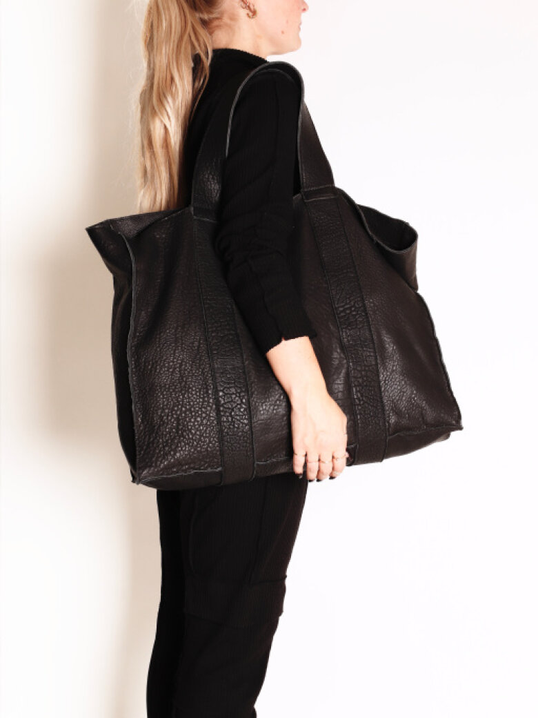 Sort Aarhus - Shrunked leather bag with an attached clutch inside