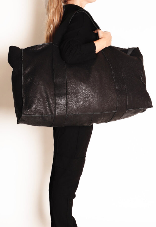 Sort Aarhus - Shrunked leather travel bag with zipper