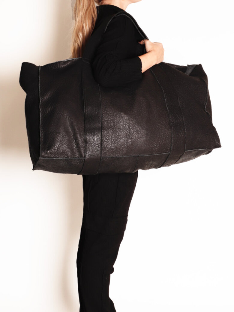 Sort Aarhus - Shrunked leather travel bag with zipper