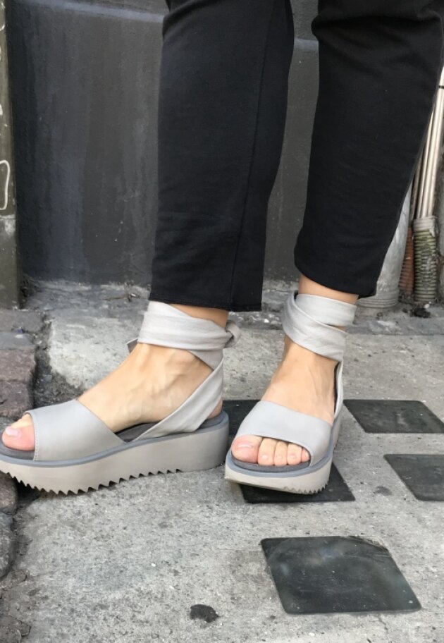 Lofina - Sandal with a micro sole 