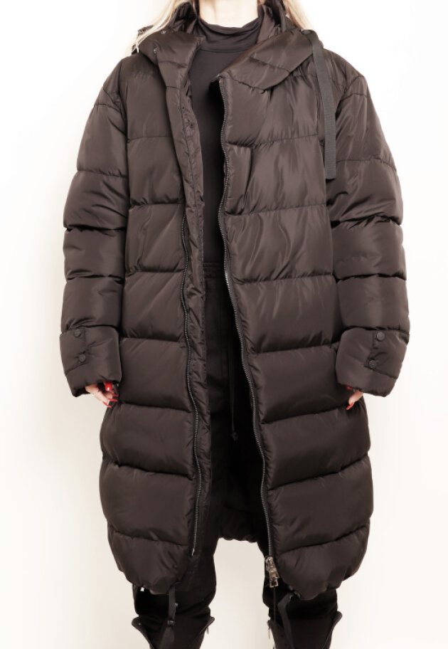 La Haine Inside Us - Lang dunjakke med lynlås og masser af detaljer La Haine Inside Us - Lang dunjakke med lynlås og masser af detaljer