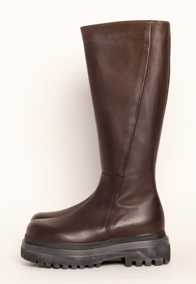 Lofina - Long boot with a chunky sole and a zipper