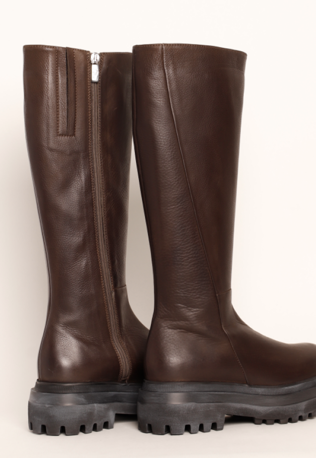 Lofina - Long boot with a chunky sole and a zipper