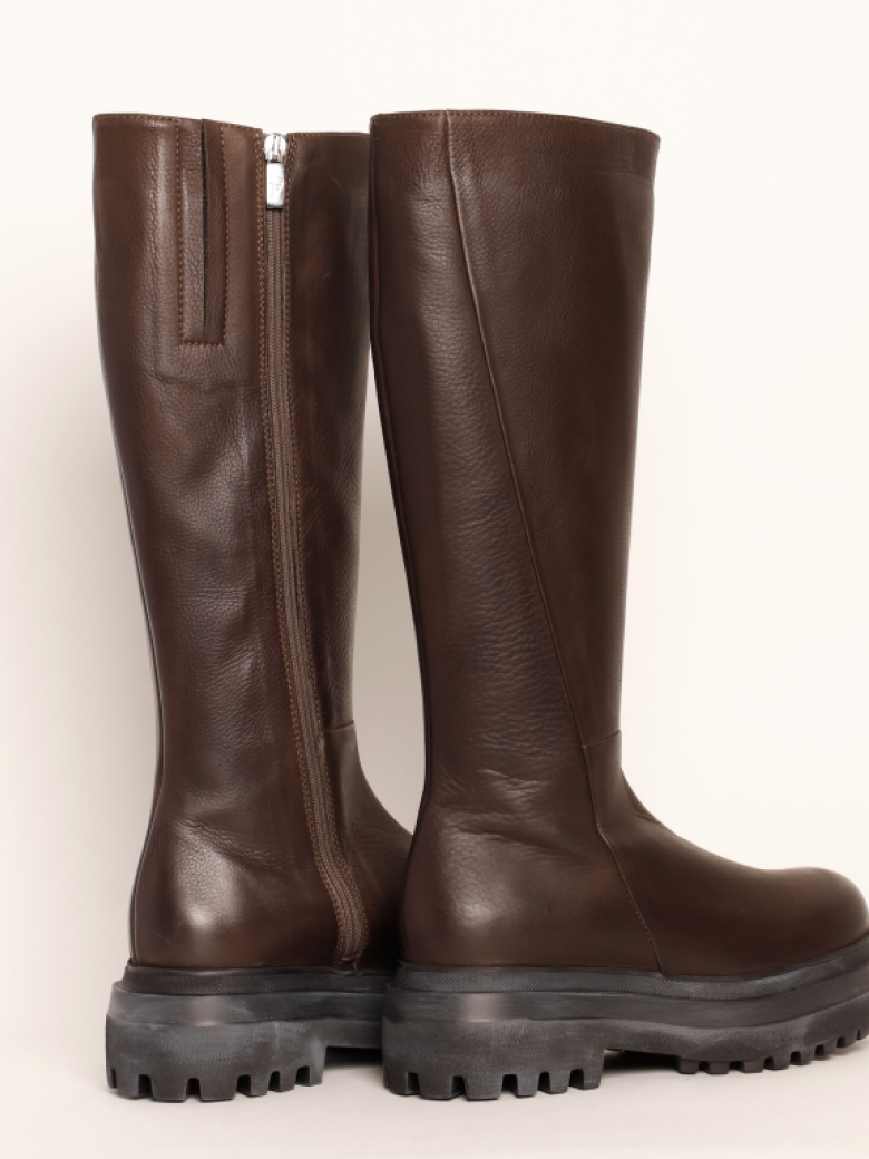Lofina - Long boot with a chunky sole and a zipper