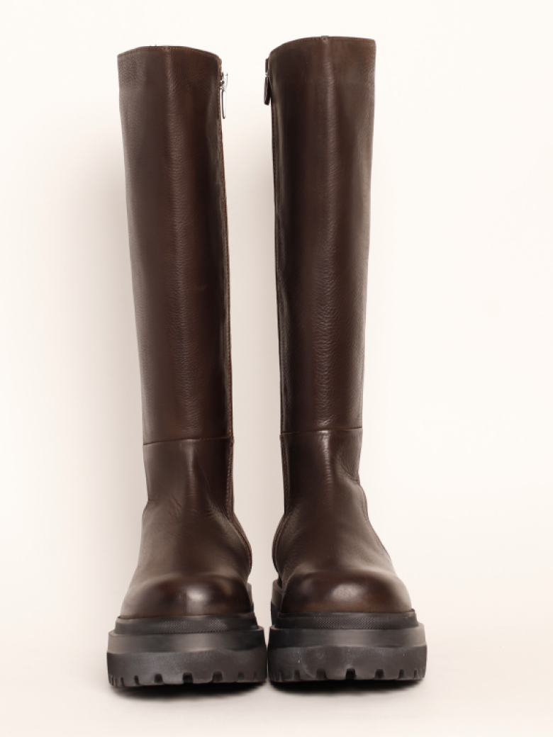 Lofina - Long boot with a chunky sole and a zipper