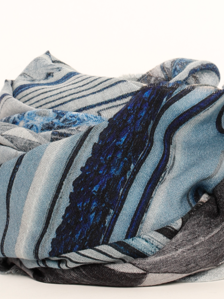 Faliero Sarti - Scarf in wool with a beautiful motive