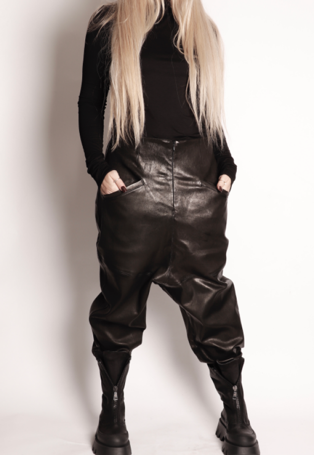 Sort Aarhus - Baggy mid waist leather trousers with a zipper and pockets