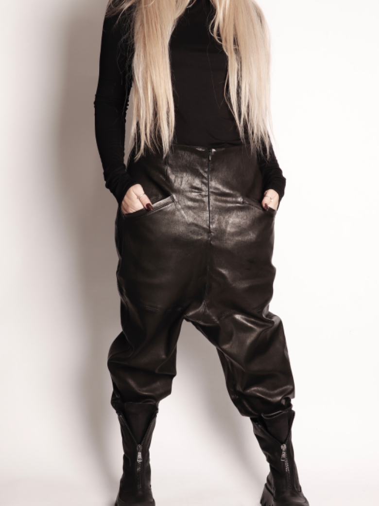 Sort Aarhus - Baggy mid waist leather trousers with a zipper and pockets