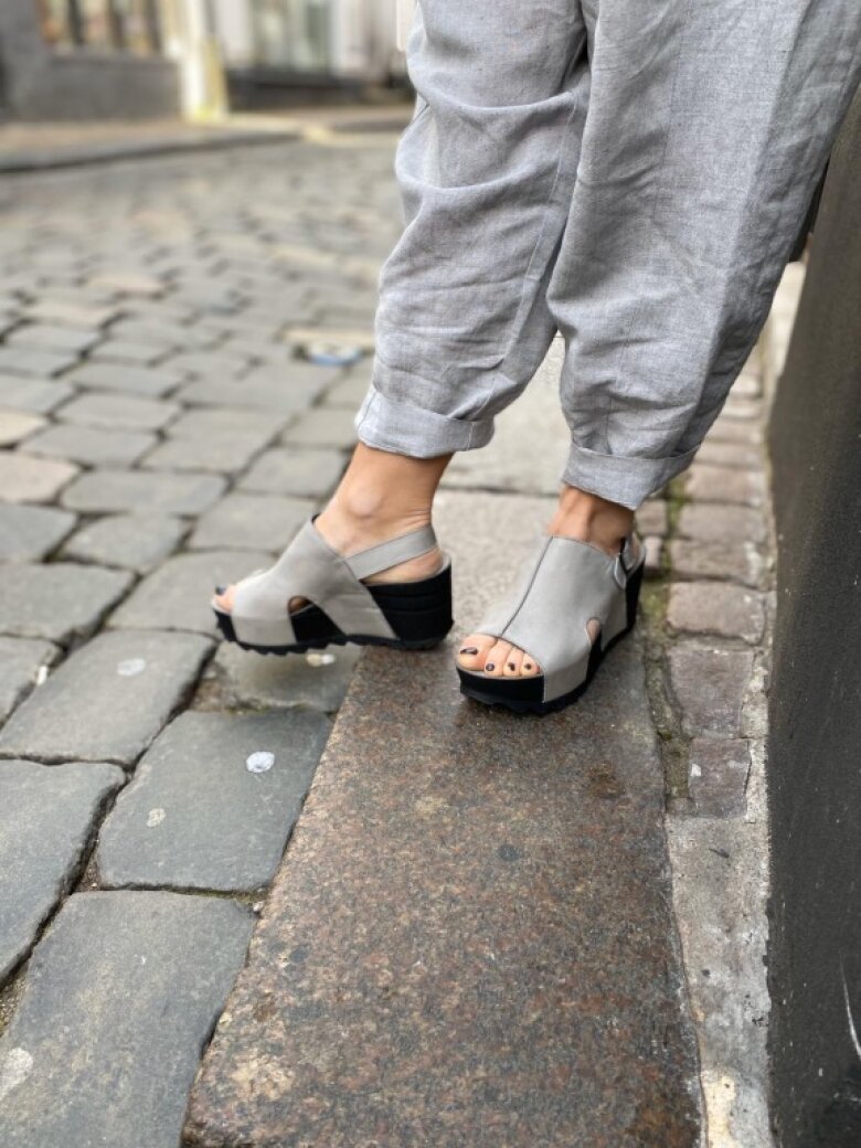 Lofina sandal med kilehæl