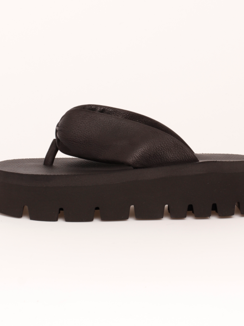 Lofina - Sandal med microsål og tå-strop