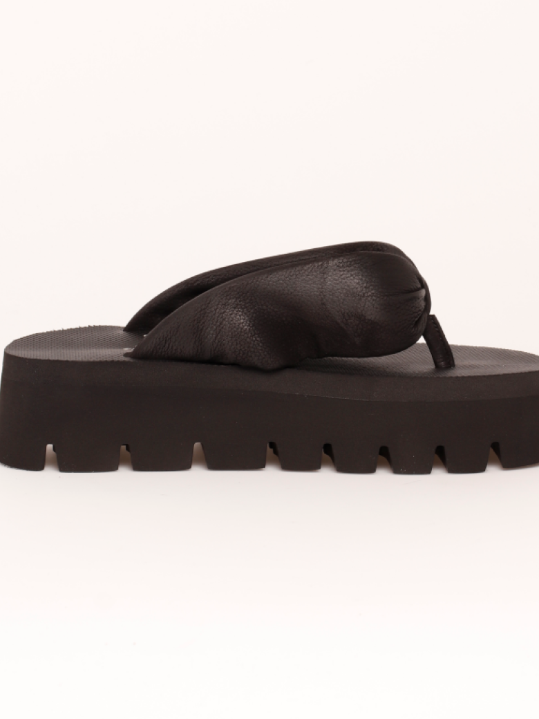 Lofina - Sandal med microsål og tå-strop