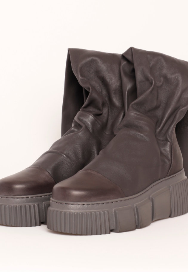 Lofina - Long boot with chunky sole and stretch skin