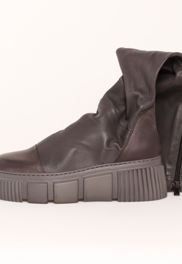 Lofina - Long boot with chunky sole and stretch skin