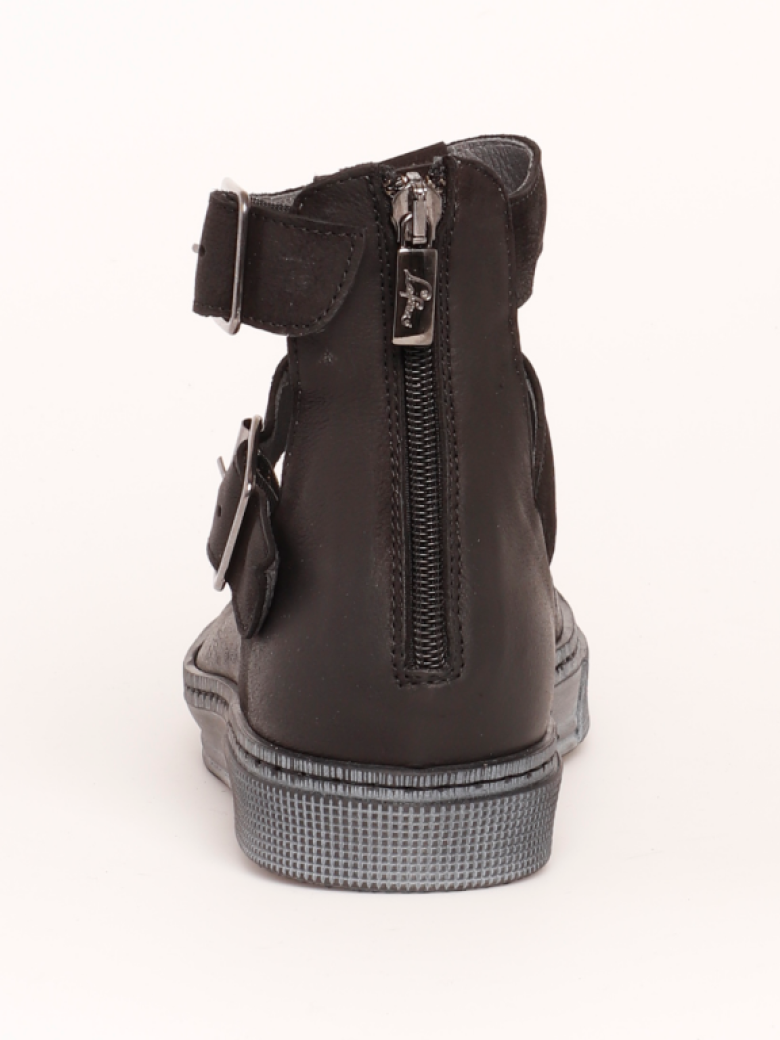 Lofina - Shoe with rubber sole, buckles and a zipper