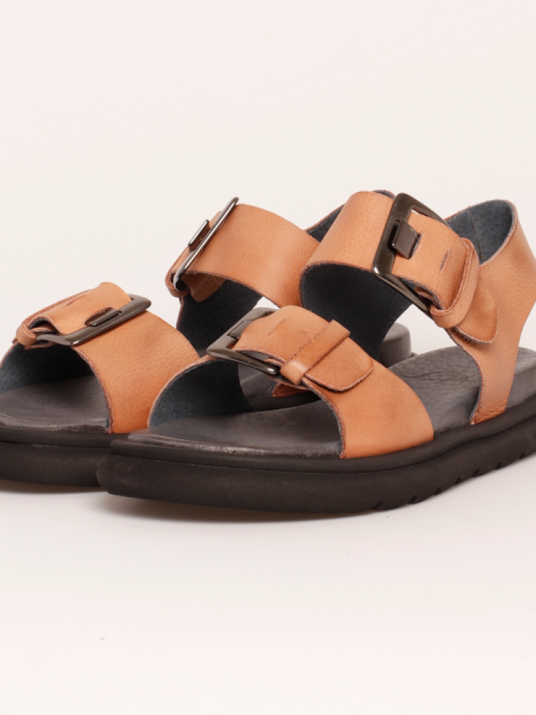 Lofina - Lofina sandal med metalspænder