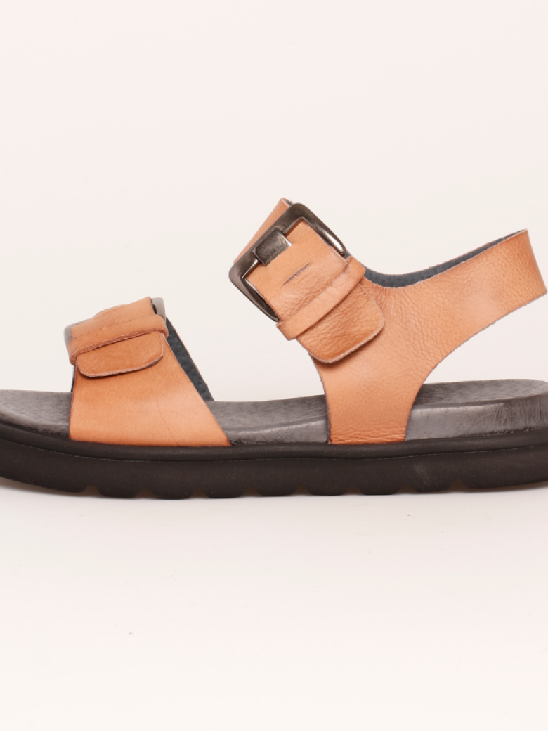 Lofina - Lofina sandal med metalspænder