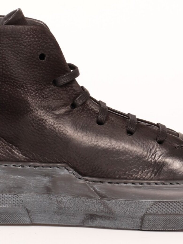 Lofina - Men shoe with a black sole and laces