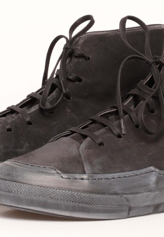 Lofina - Men shoe with a black sole and laces