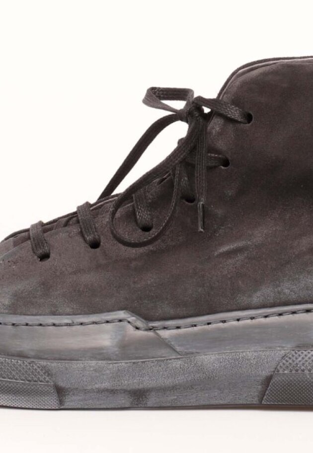 Lofina - Men shoe with a black sole and laces