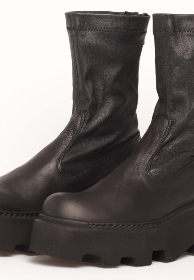 Lofina - Lofina boot with a chunky sole and stretchy leather
