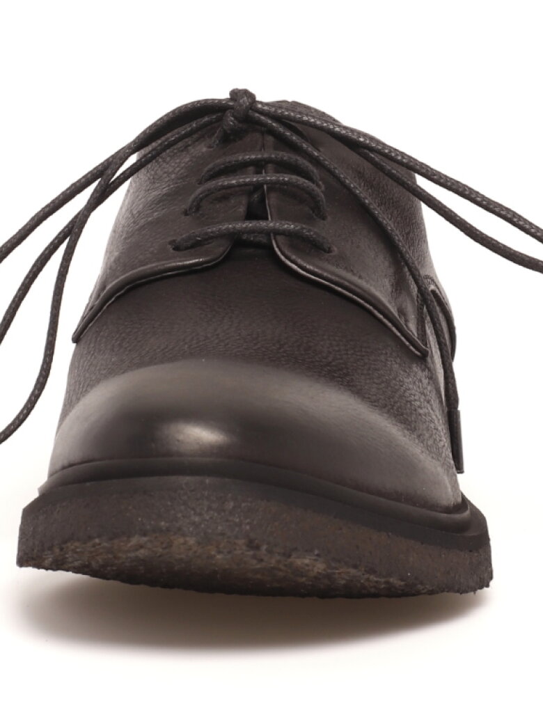 Lofina - Shoe with a black raw rubber sole