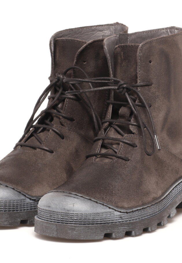 Lofina - Boot with rubber sole and shoe lace