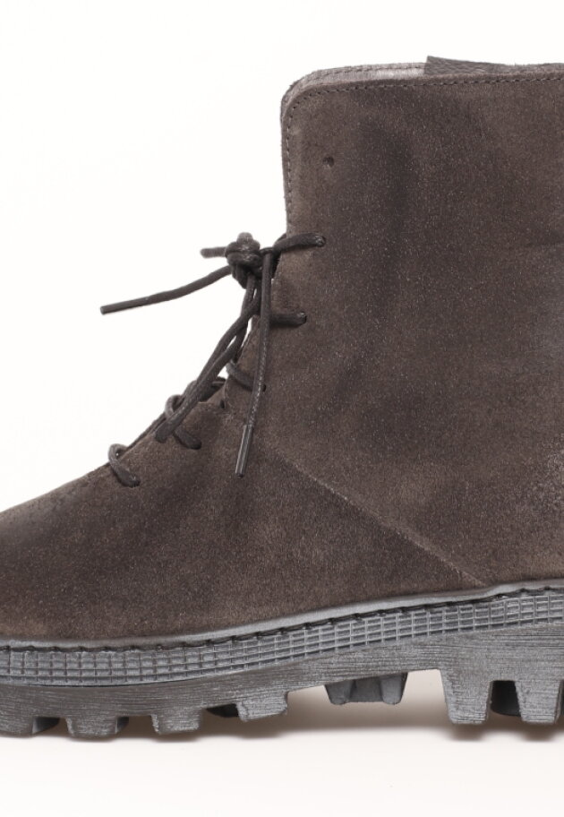 Lofina - Boot with rubber sole and shoe lace