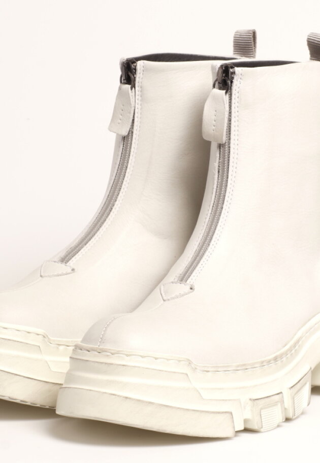 Lofina - Bootie with a chunky sole and a zipper