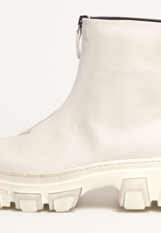 Lofina - Bootie with a chunky sole and a zipper
