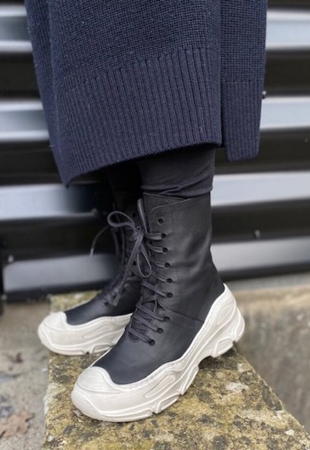 Lofina - Bootie with a micro sole and laces