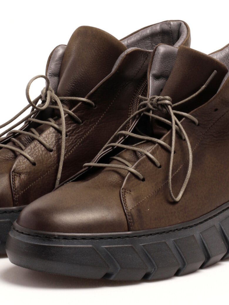 Lofina - Men shoe with a black sole and laces