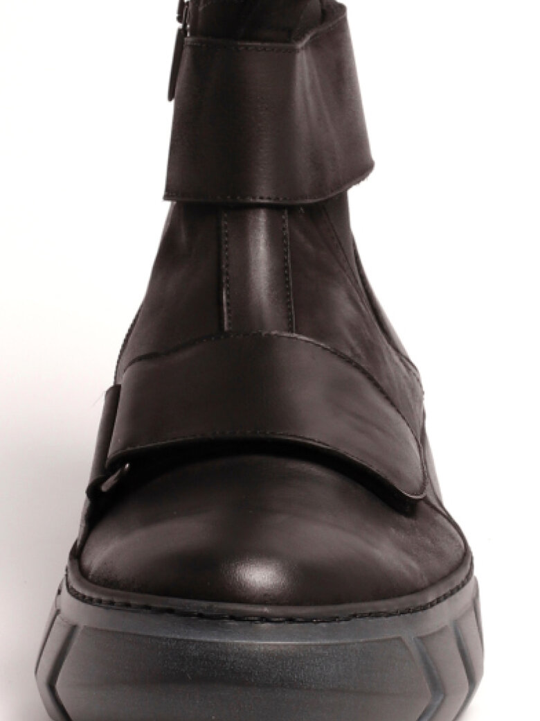 Lofina - Men shoe with a black sole and velcro