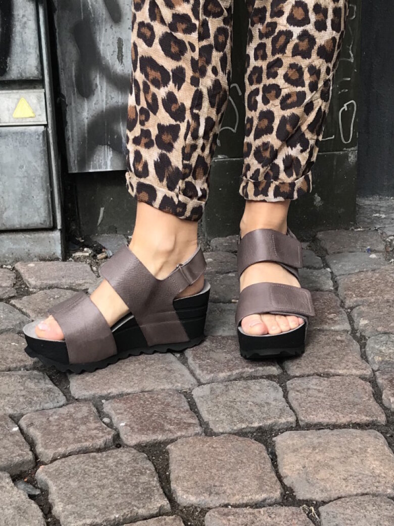 Lofina sandal med kilehæl