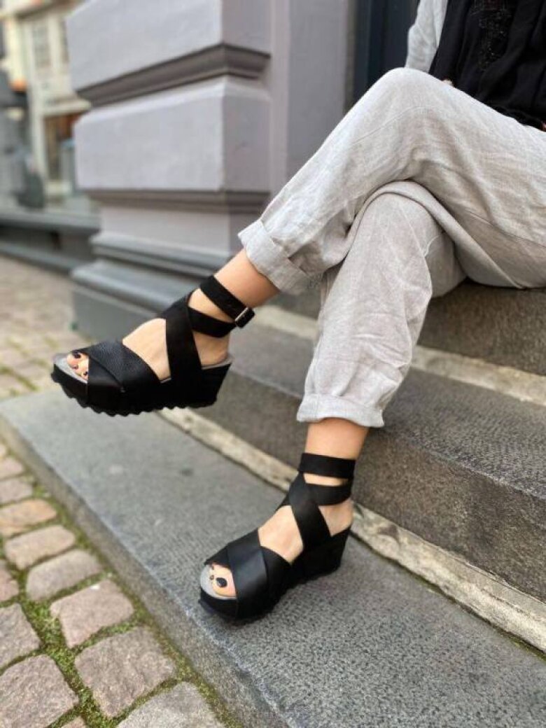 Lofina - Lofina sandal med remme