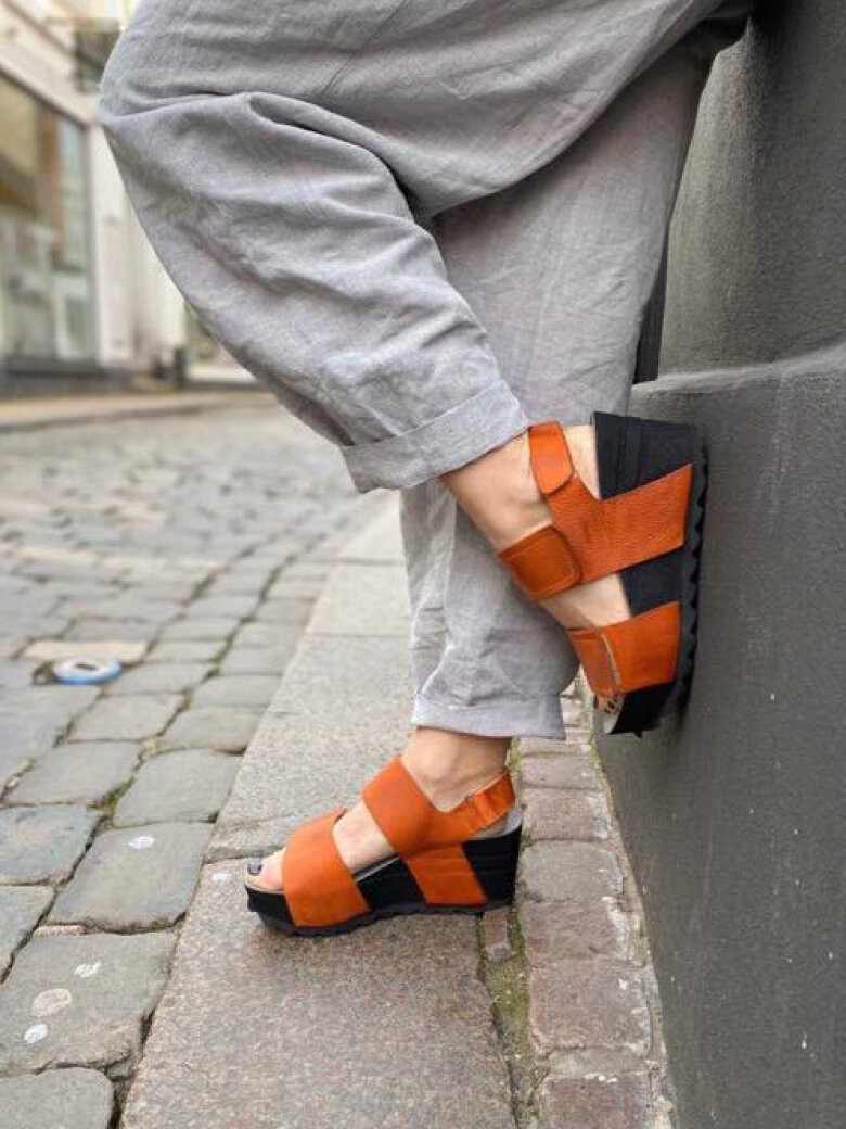Lofina sandal med kilehæl