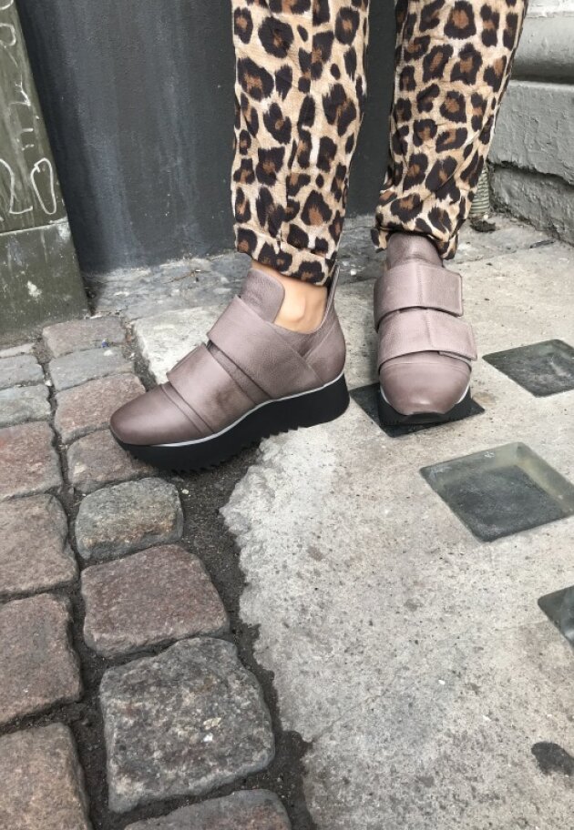 Lofina - Sneaker with a micro sole 