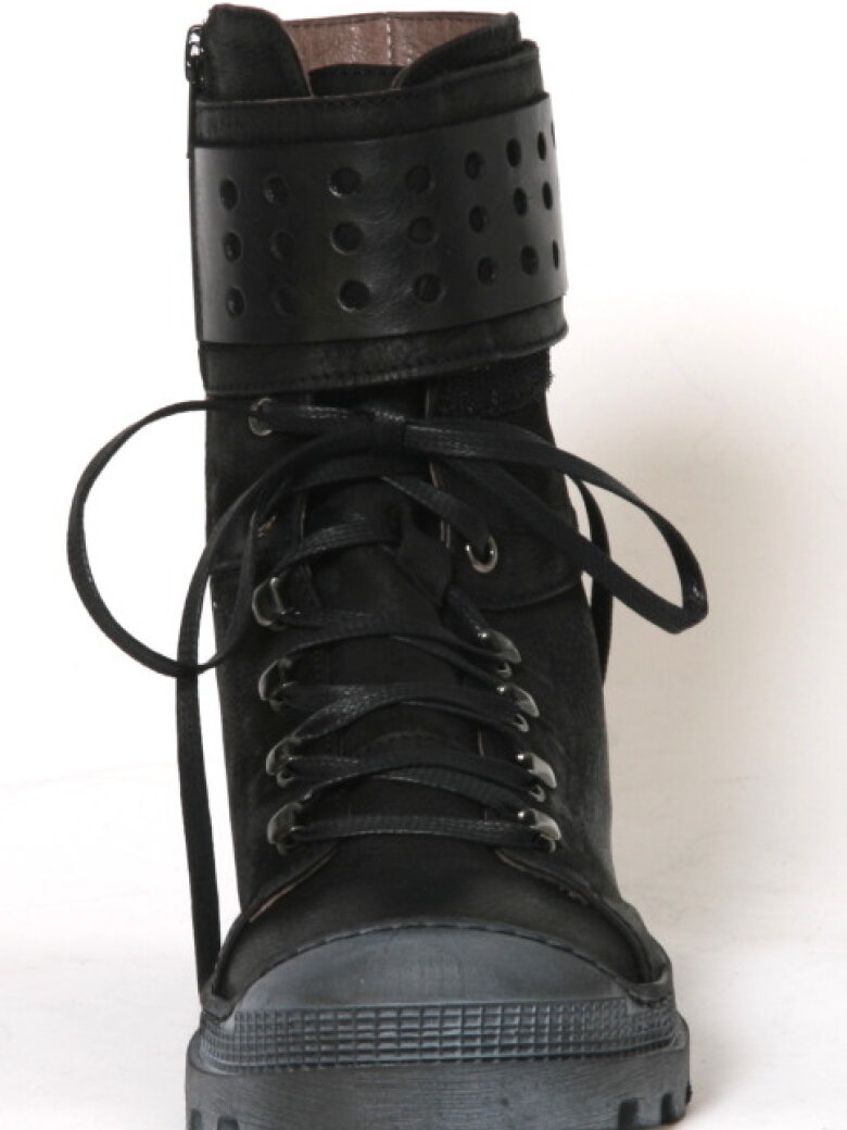 Lofina - Bootie with a rubber sole and shoelace