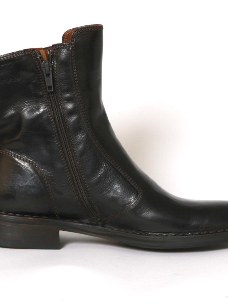 Bubetti boot with a zipper and a buckle