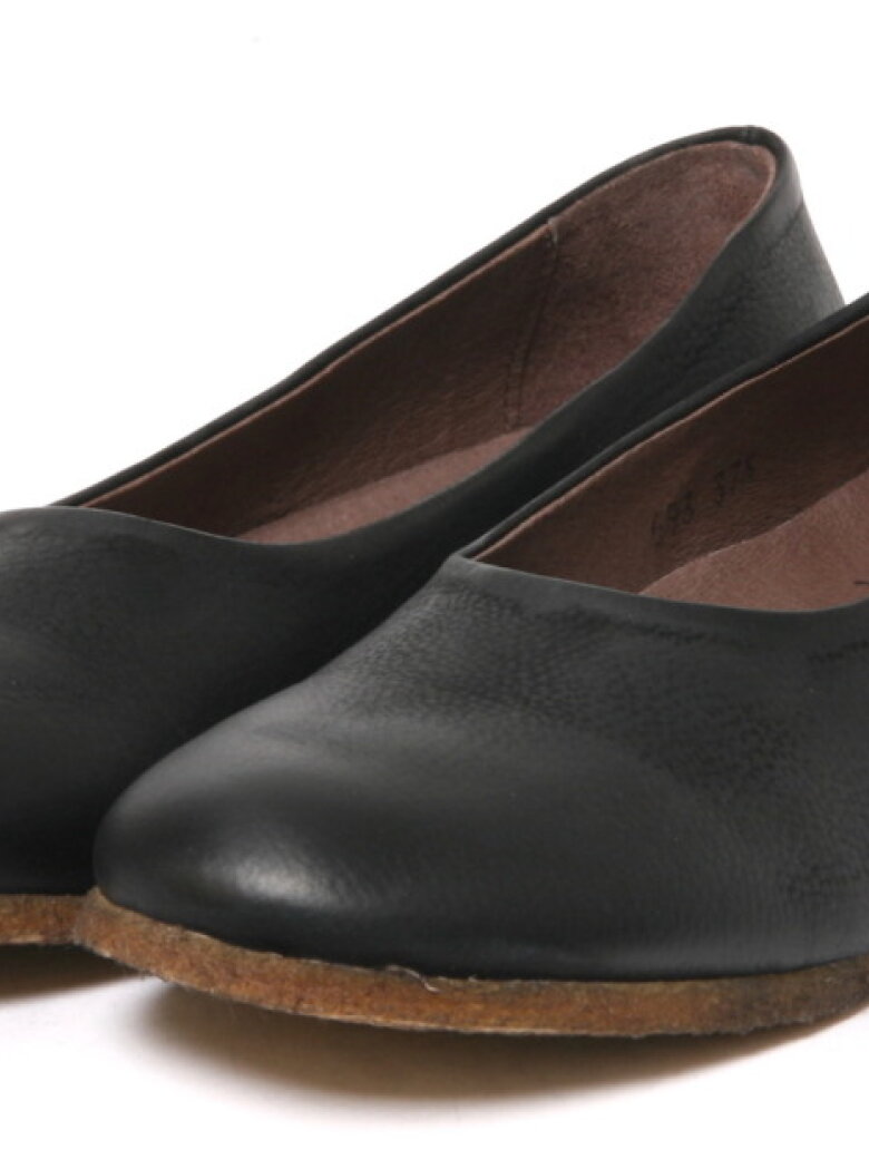 Lofina - Low shoe with a raw rubber sole