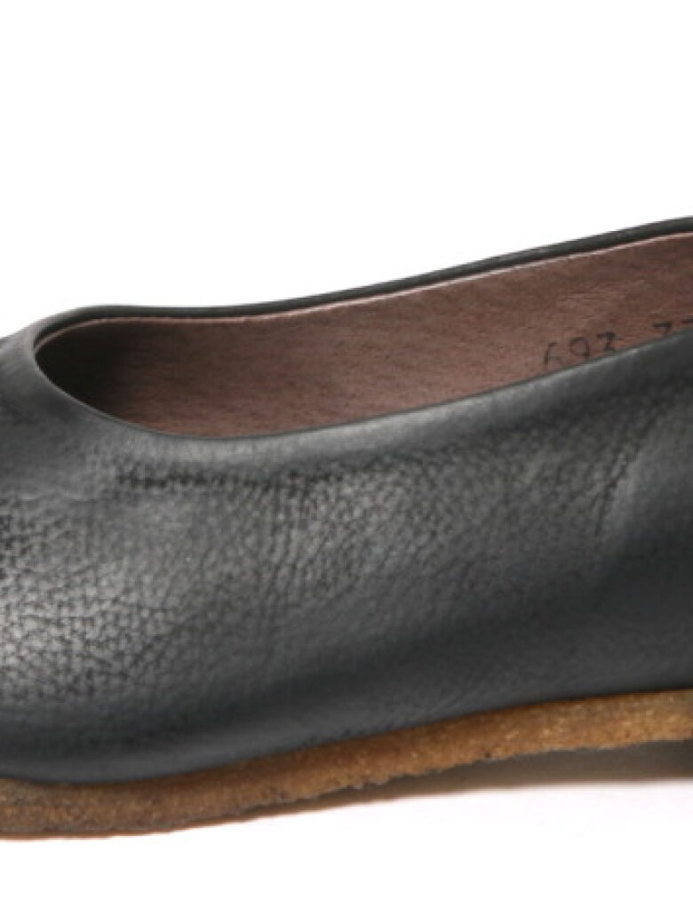 Lofina - Low shoe with a raw rubber sole
