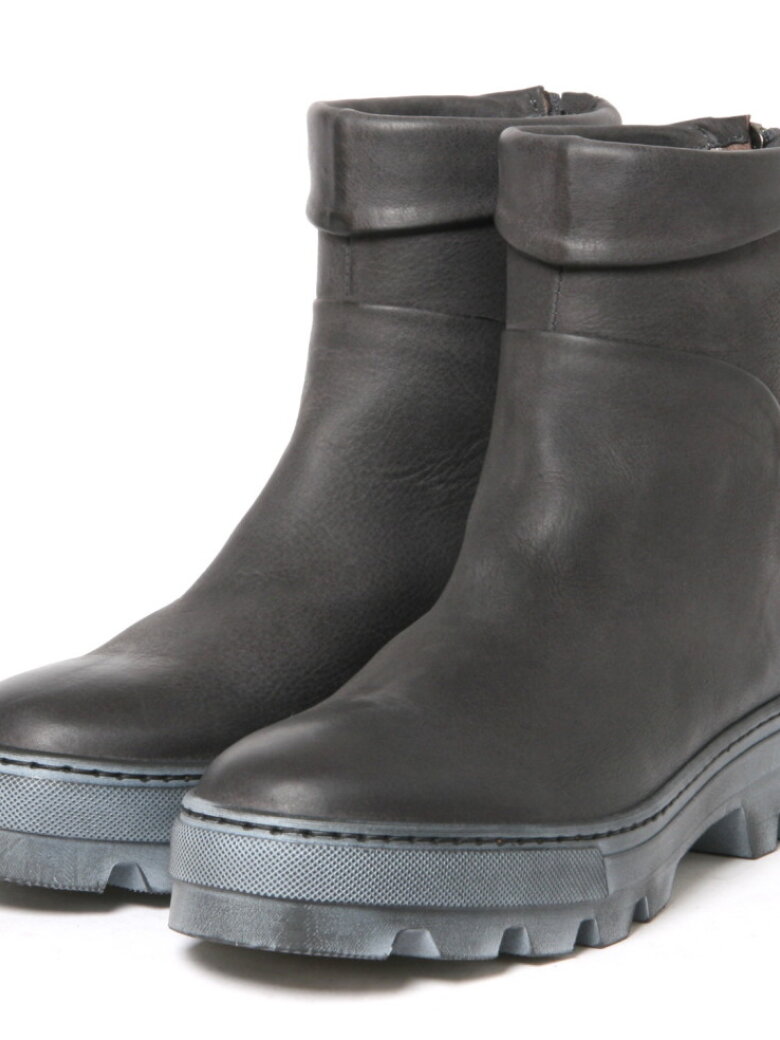 Lofina - Boot with rubber sole and a zipper