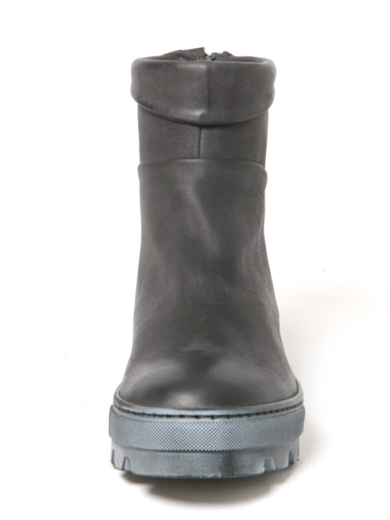 Lofina - Boot with rubber sole and a zipper