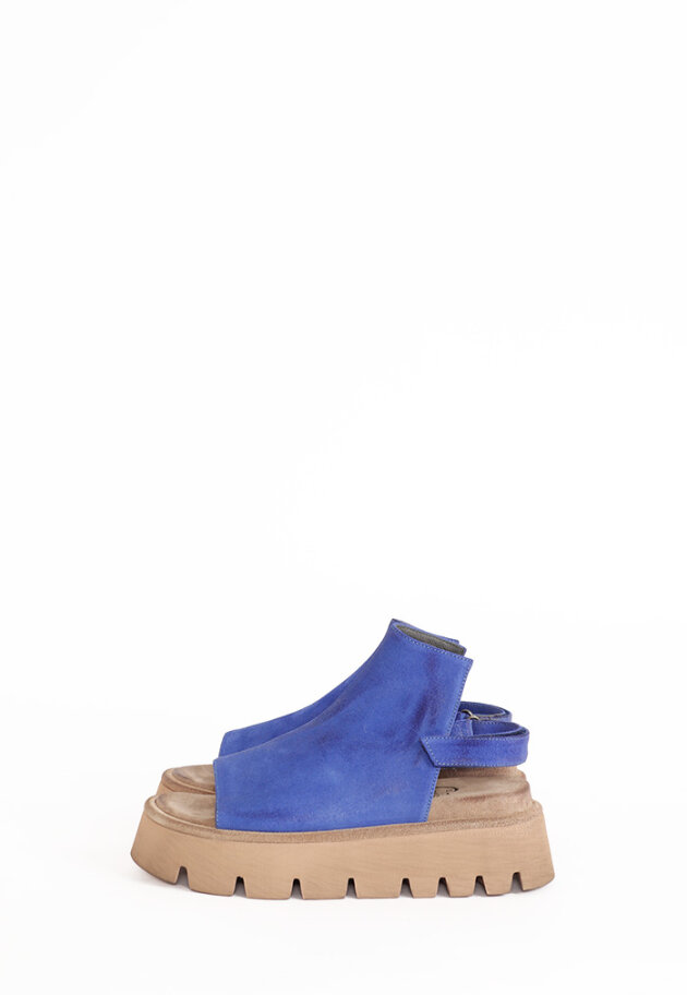 Lofina - Sandal in suede with velcro and an open toe