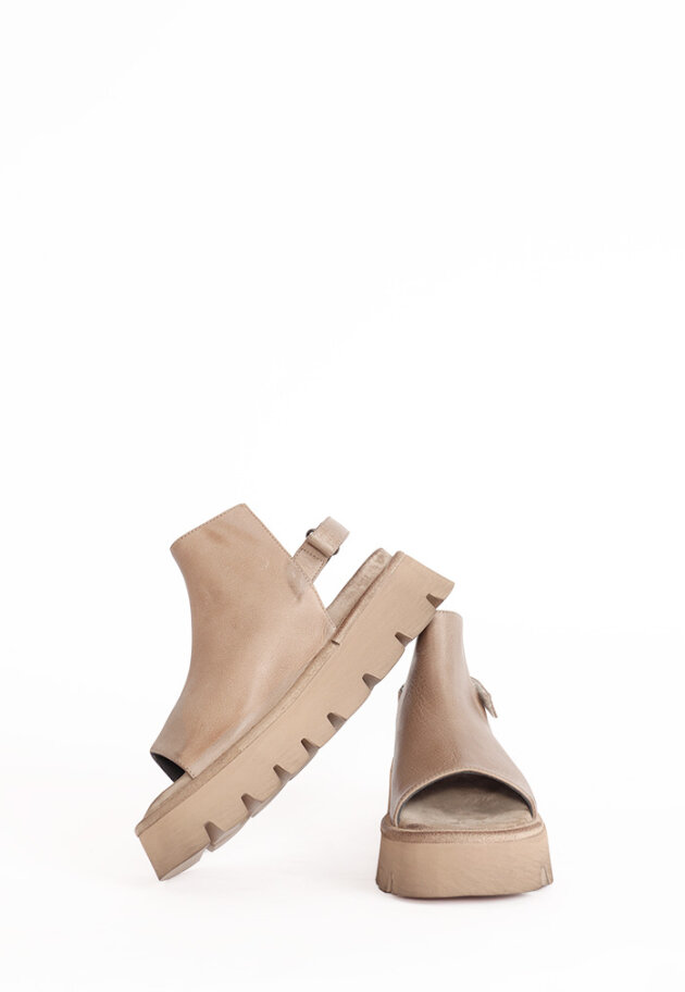 Lofina - Feminin sandal med justérbar velcro-rem Lofina - Feminin sandal med justérbar velcro-rem