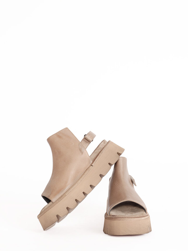 Lofina - Feminin sandal med justérbar velcro-rem