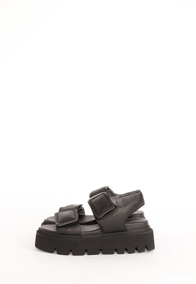 Lofina - Sandal with a chunky sole, velcro and an edgy sole