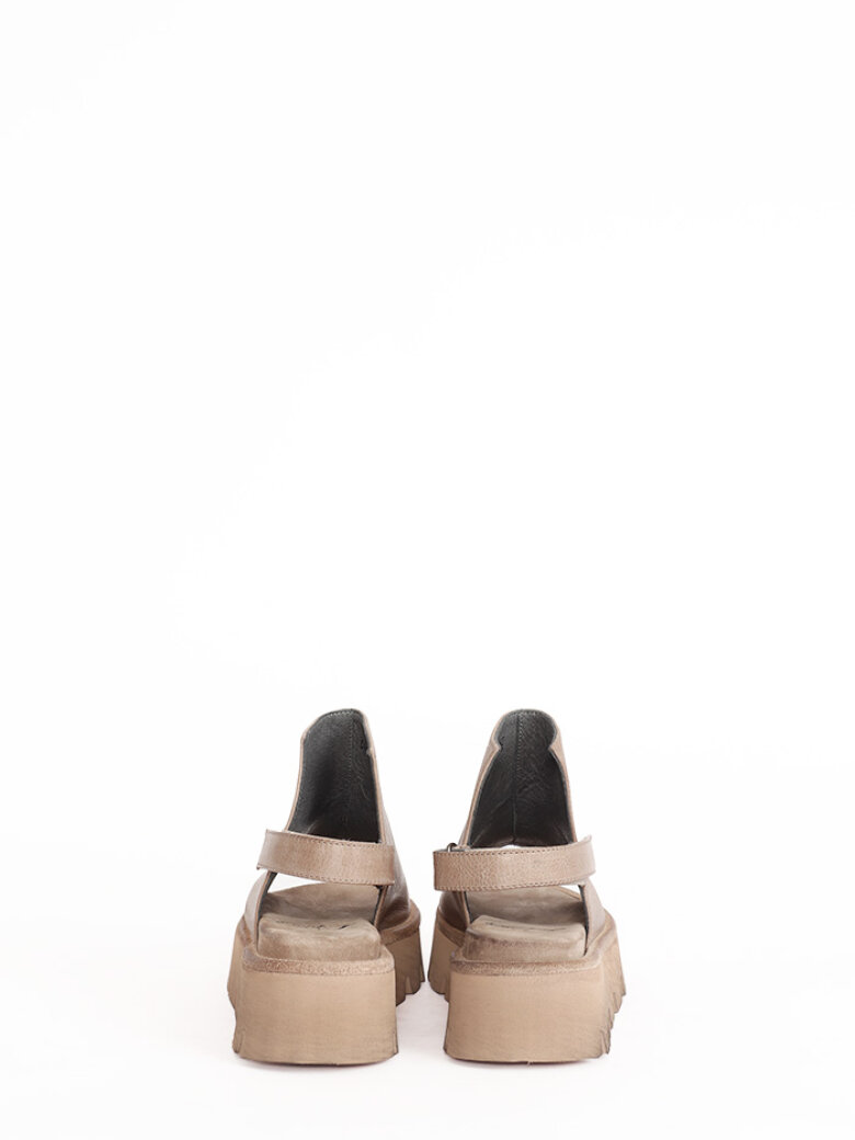 Lofina - Feminin sandal med justérbar velcro-rem