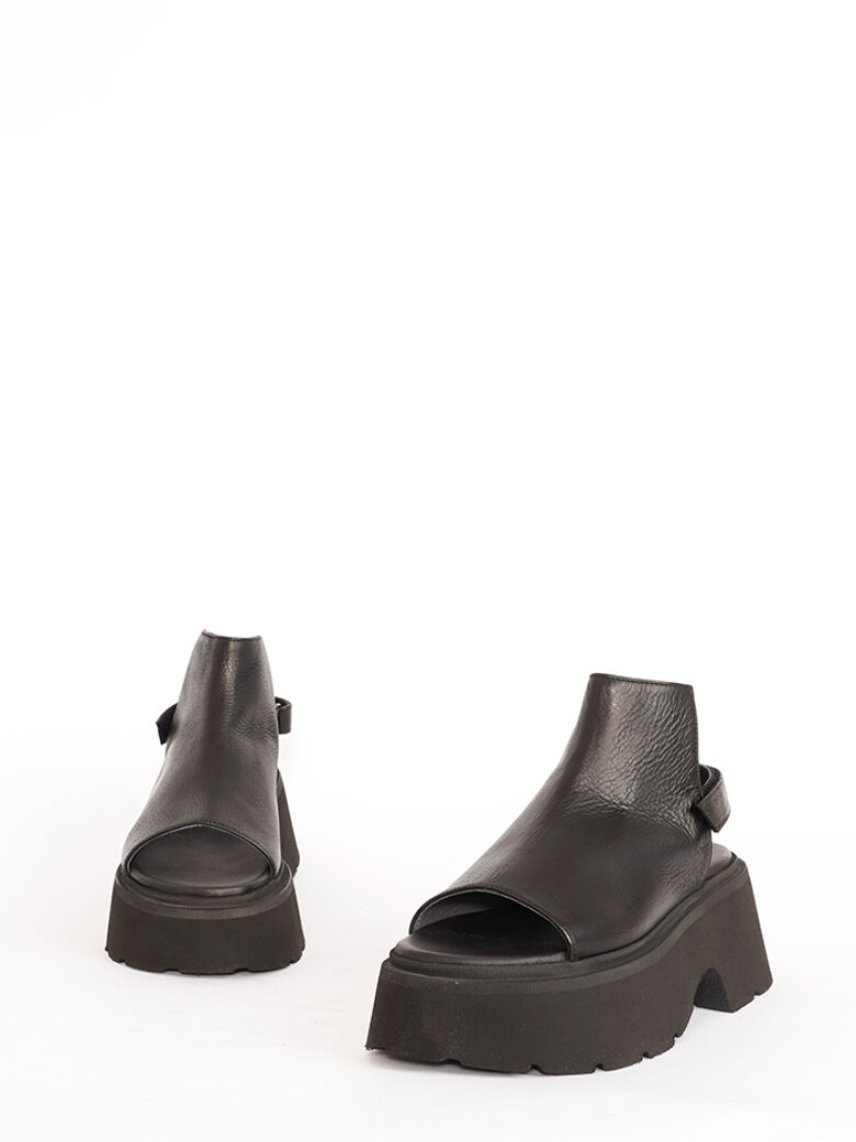 Lofina - Sandal med velcro og åben tå
